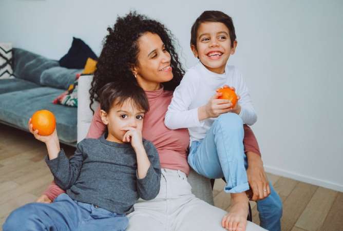 You are currently viewing 10 Iδέες βασισμένες στις καθημερινές σας συνήθειες που βελτιώνουν τις γλωσσικές ικανότητες των παιδιών σας