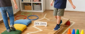 Παιδί βαδίζει σε διαδρομή ζικ- ζακ για βελτίωση αδρής κινητικότητας