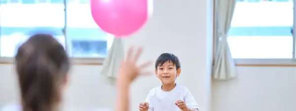 Παιδί και μαμά παίζουν παιχνίδια με μπαλόνι