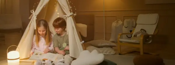 Δύο παιδιά βρίσκονται σε μια σκηνή στο σπίτι τους και διαβάζουν βιβλία
